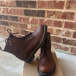 Dr. Martens Size 8 pascal with zip